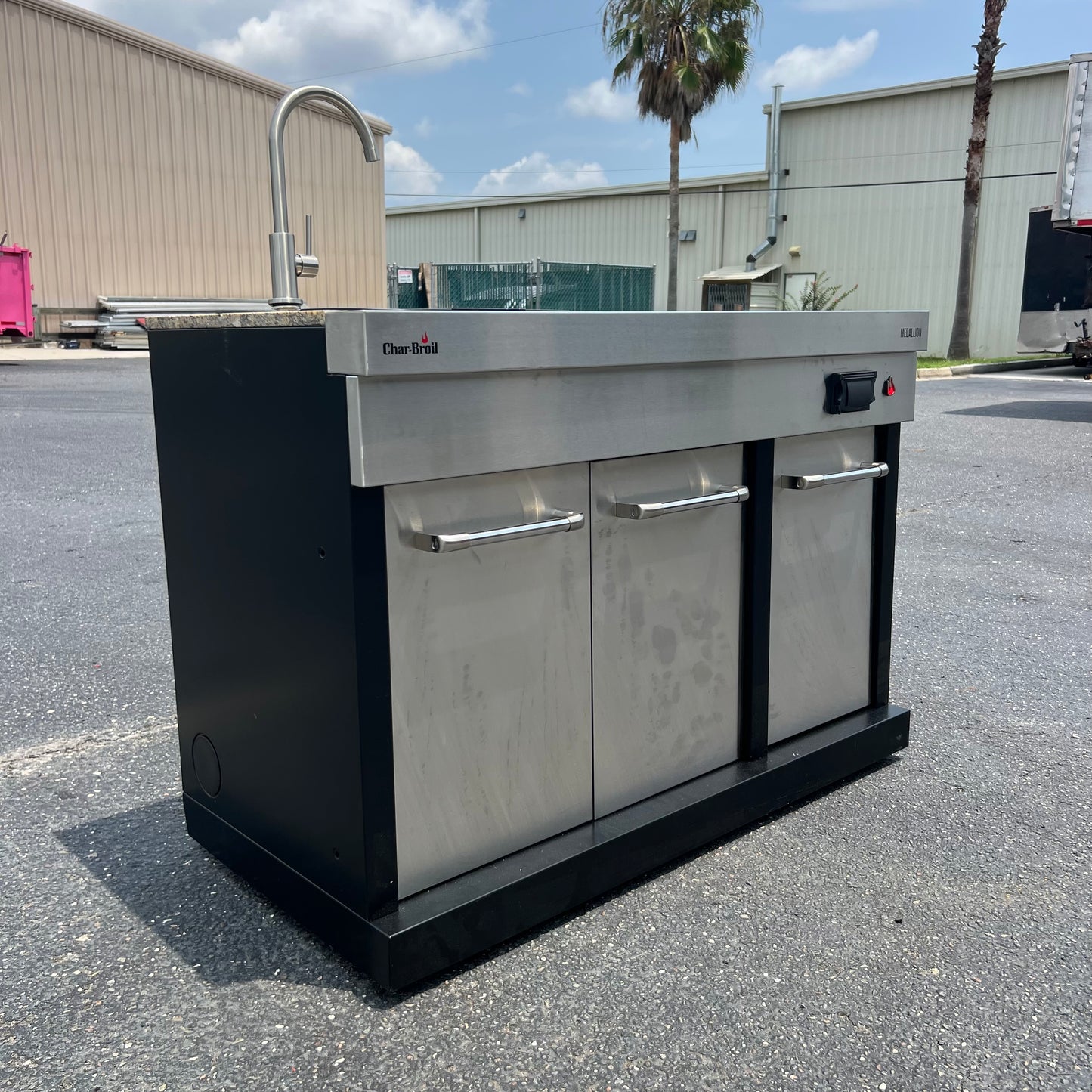 NEW Char-Broil Medallion Outdoor Sink and Storage