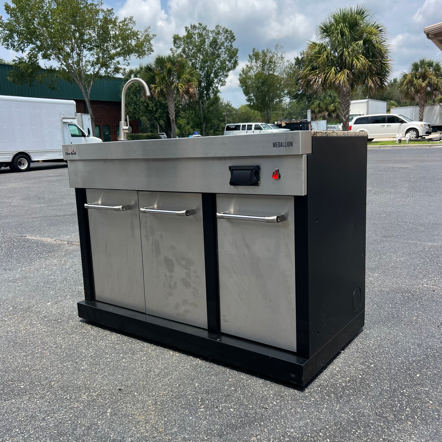 NEW Char-Broil Medallion Outdoor Sink and Storage