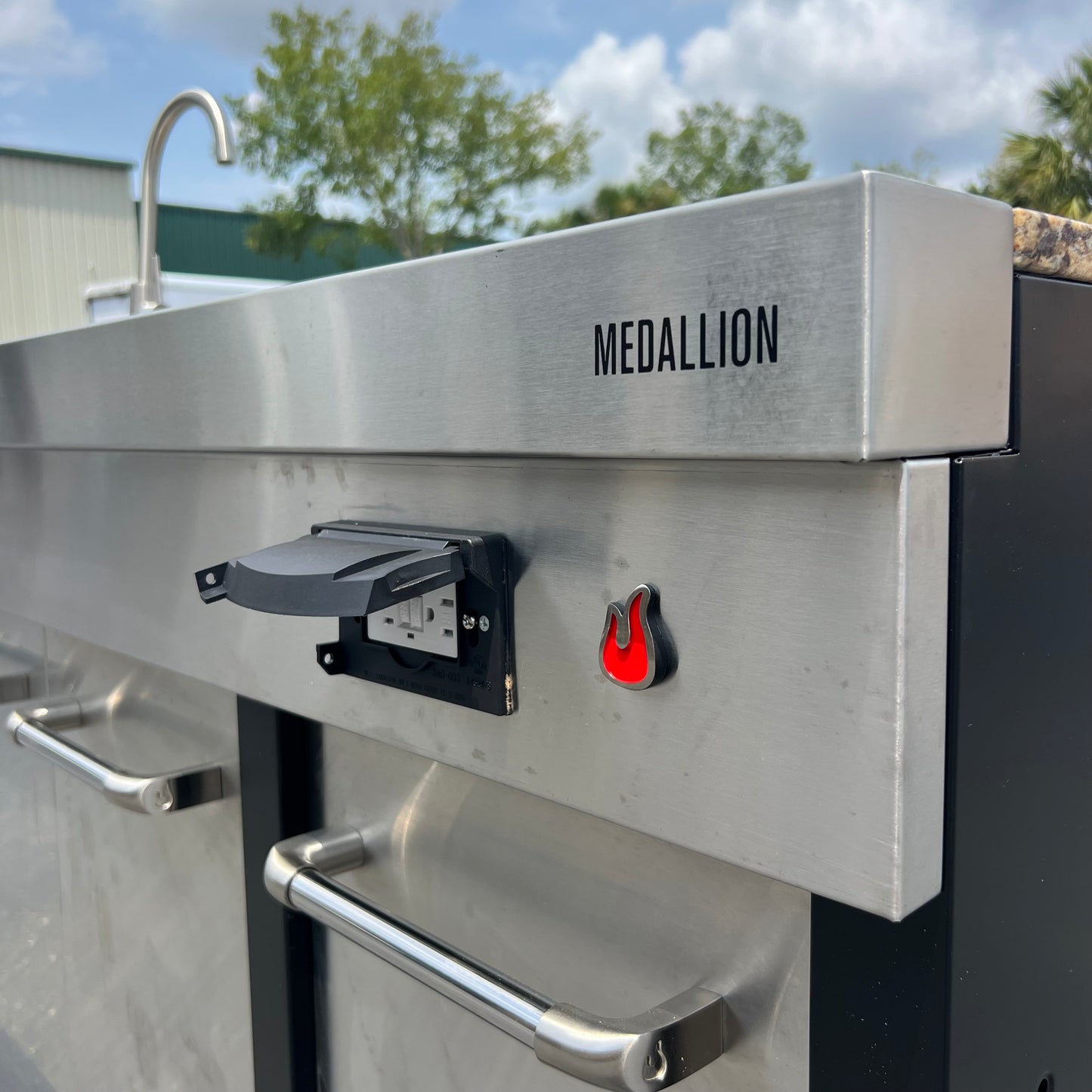 NEW Char-Broil Medallion Outdoor Sink and Storage